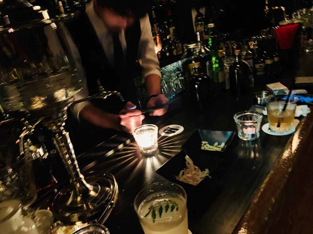 Bar PTNの 記念コースターの撮影シーン