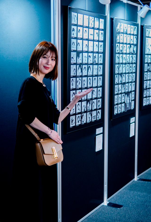 クリエイティブ文化展に出展した1コマ漫画「やがて前向き名人」のパネルを紹介するアッシー。